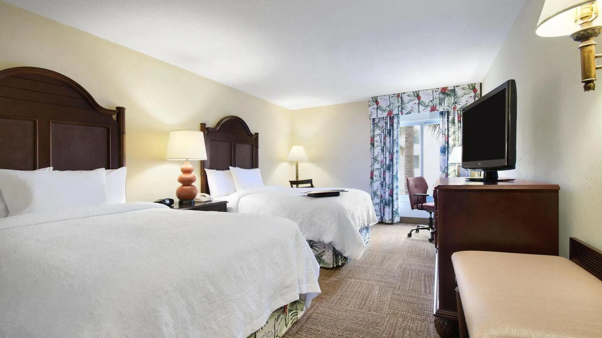 Hampton Inn & Suites San Juan Carolina Hotel